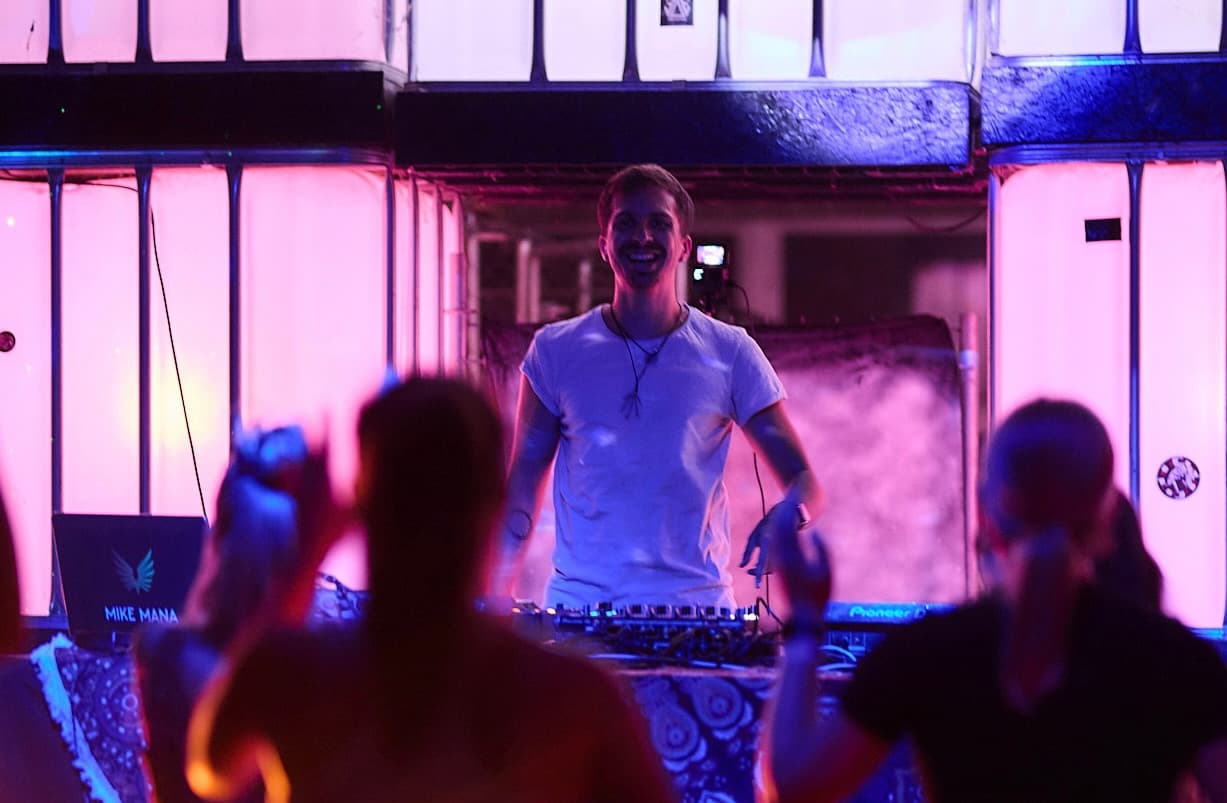 Mike Mana performing