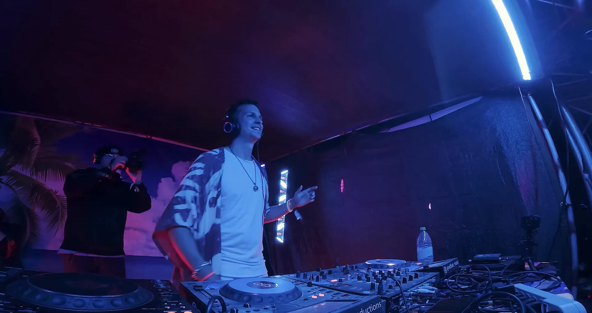 Mike Mana playing live on CDJs